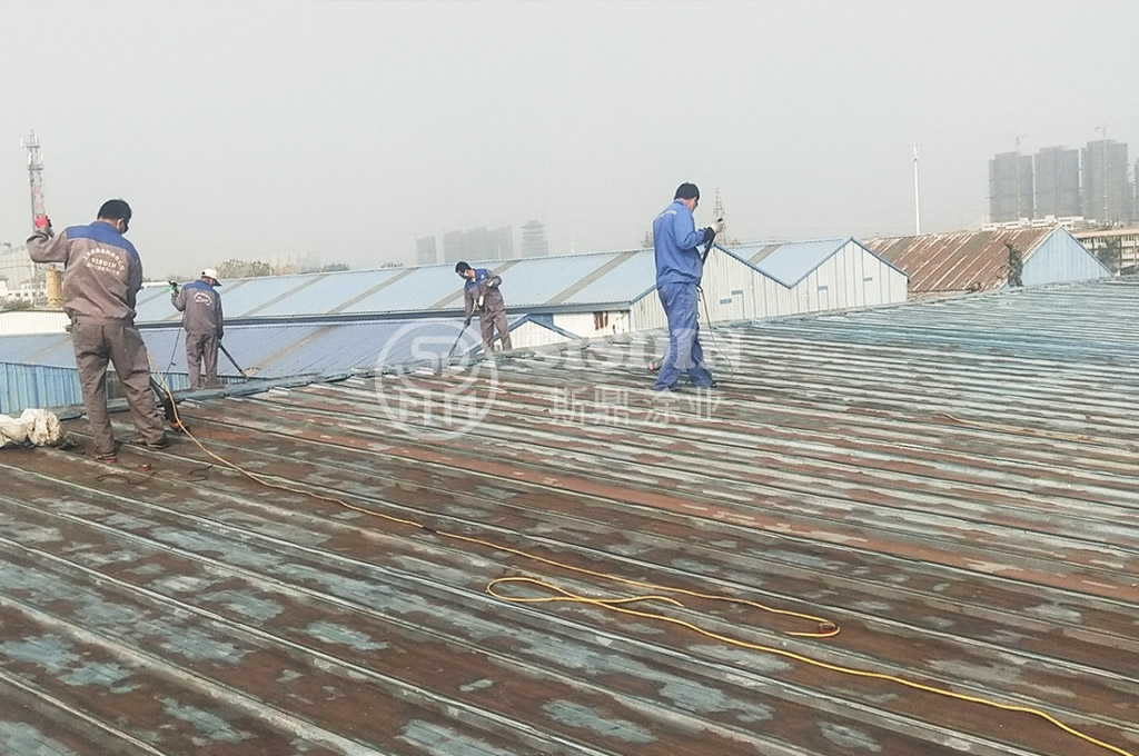 斯鼎厂房金属屋面彩钢瓦翻新防腐施工团队正在该企业的屋面上施工