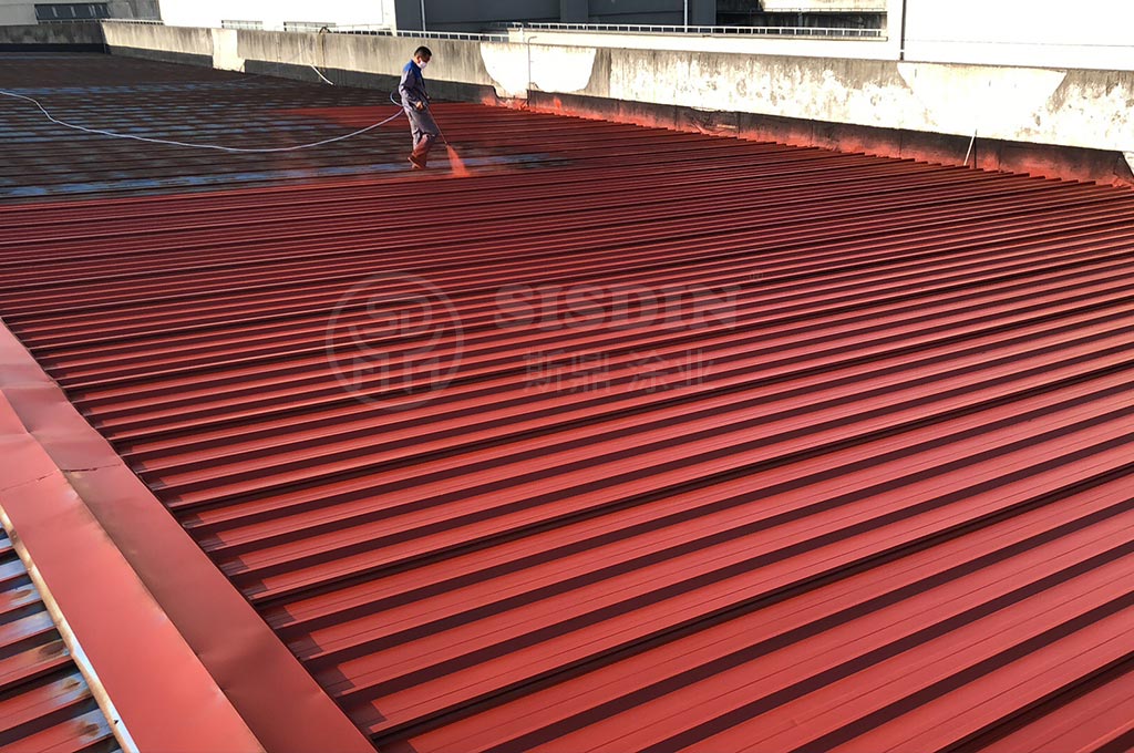 锈蚀较严重的屋面正在喷涂斯鼎耐久型系列彩钢瓦翻新专用漆的防锈底漆