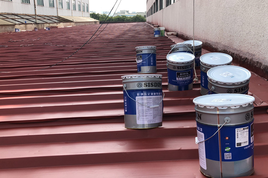 彩用斯鼎水性彩钢瓦翻新专用漆喷涂的金属屋面